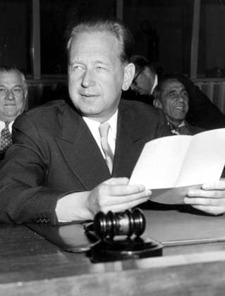 ARCHIVE 550114 SWEDISH NOBEL PRIZE WINNERS Dag Hammarskjöld, Secretary-General of the United Nations, received the Nobel Peace Prize posthumously in 1961, the same year he died in a plane crash over the Congo Hammarskjöld and Karlfeldt are the Swedes who received the Nobel Prize after his death Dag Hammarskjöld Here he is seen during a press conference in N  Copyright: xPRESSENSxBILDx DAG HAMMARSKJÖLD