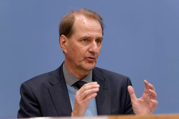 UBA-Studie Nachhaltiger Wohnungs- und Städtebau 2023-02-20, Deutschland, Berlin - Vorstellung der Studie Empfehlungen für einen nachhaltigen Wohnungs- und Städtebau in der Bundespressekonferenz. Im Bild v.l. Dr. Matthias Lerm, Vorsitzender der Kommission nachhaltiges Bauen am UBA und Leiter des Stadtplanungsamtes Magdeburg, Dirk Messner, Präsident des Umweltbundesamtes (UBA), die Bundesministerin für Umwelt, Naturschutz, nukleare Sicherheit und Verbraucherschutz Steffi Lemke (Bündnis 90 Die Grünen), die Bundesministerin für Wohnen, Stadtentwicklung und Bauwesen Klara Geywitz (SPD). *** UBA Study Sustainable Housing and Urban Development 2023 02 20, Germany, Berlin Presentation of the study Recommendations for Sustainable Hou