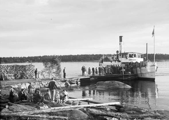 ARKIV 1931 Resenärer pa väg att borda en Waxholmsbat i Sandhamn Stockholm Sverige x1900x *** ARKIV 1931 Travellers about to board a Waxholmsbat in Sandhamn Stockholm Sweden x1900x  Copyright: xTTxHISTORICALx SANDHAMN