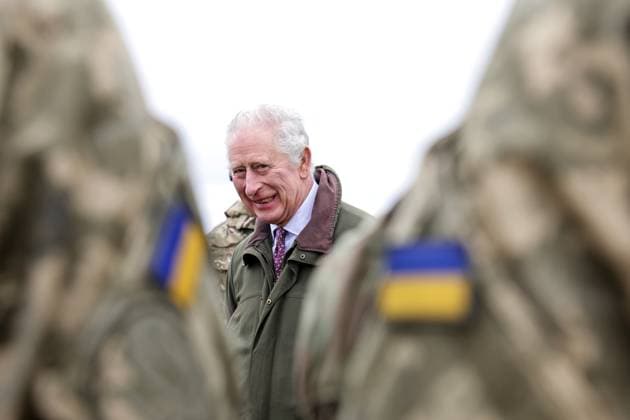 Entertainment Themen der Woche KW08 Entertainment Bilder des Tages . 20 02 2023. Wiltshire, United Kingdom. King Charles III visits Ukrainian military recruits being trained in Wiltshire, United Kingdom.  xPoolx xi-Imagesx IIM-24161-0006