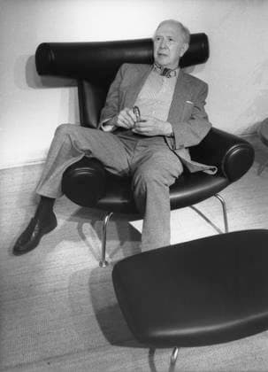 STOCKHOLM 1988-10-13 Den danske möbelformgivaren Hans Wegner, här vilandes i en av sina skapelser fatöljen The Ox Chair. Foto Ragnhild Haarstad SvD SCANPIX kod 11014 Stockholm Sverige x11014x *** STOCKHOLM 1988 10 13 Danish furniture designer Hans Wegner, here resting in one of his creations, The Ox Chair Photo Ragnhild Haarstad SvD SCANPIX code 11014 Stockholm Sweden x11014x  Copyright: xRagnhildxHaarstadx xSvDx xTTx HANS J WEGNER