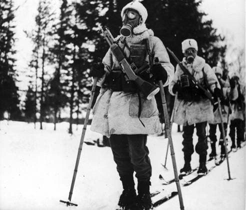 File 1940 - Swedish troops on skis equipped with machine guns and gas mask SWEDEN PB-KOD:194 x194x *** File 1940 Swedish troops on skis equipped with machine guns and gas mask SWEDEN PB KOD 194 x194x  Copyright: xPRESSENSxBILDx xTTx Swedish troops on skis