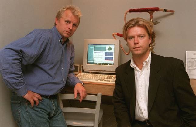 STOCKHOLM 06OKT97- Nu kan alla svenska Internet-användare fa färska nyheter direkt till sin egen dator. Marieberg Interactive lanserar en ny svensk nyhetstjänst pa Internet-25 timmar. Användaren besöker 25timmars hemsida (www.25timmar.se) och laddarner ett program som lägger nyhetssidan pa den egna harddisken och uppdaterar automatiskt nyhetsinnehallet. Pa bilden ses Marieberg Interactives chefredaktör Micke Jaresand (t.v) och VD Thomas von Otter. STOCKHOLM SVERIGE x1028x *** STOCKHOLM 06OCT97 Now all Swedish Internet users can get fresh news directly to their own computer Marieberg Interactive launches a new Swedish news service on the Internet 25 hours The user visits 25timmars website www 25timmar se and loads a program  Copyright: xOlaxTorkelssonx