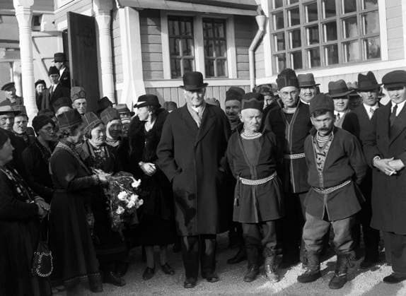 ARVIDSJAUR 1937 Riksdagen besöker Arvidsjaur och möter samer Arvidsjaur Sverige x1902x *** ARVIDSJAUR 1937 Parliament visits Arvidsjaur and meets Sami Arvidsjaur Sweden x1902x  Copyright: xTTxHISTORICALx RIKSDAGEN BESÖKER ARVIDSJAUR