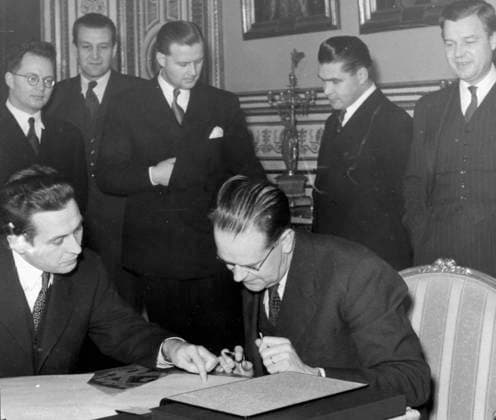 STOCKHOLM 1946-12-10. Ryssavtalet, ett handelsavtal mellan Sverige och Ryssland, undertecknas pa UD. Undertecknare är ryska ministern Tchernychev och statsminister Tage Erlander. STOCKHOLM SVERIGE x190x *** STOCKHOLM 1946 12 10 The Russia Agreement, a trade agreement between Sweden and Russia, is signed at the Ministry for Foreign Affairs Signatories are Russian Minister Chernychev and Prime Minister Tage Erlander STOCKHOLM SWEDEN x190x  Copyright: xPressensxBild TTx RYSSAVTALET