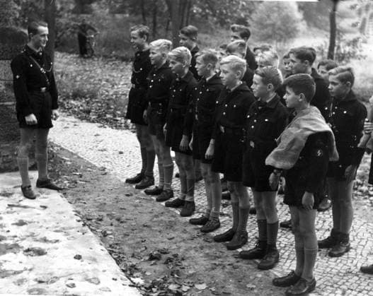 ARKIV 1938 (omkring) Hitlerjugend pa Zoo i Berlin erhaller order. Dagens uppgift är att samla in ekollon. BERLIN TYSKLAND PB-KOD:194 x194x *** ARCHIVE 1938 about Hitlerjugend at the Zoo in Berlin receives orders Todays task is to collect acorns BERLIN GERMANY PB KOD 194 x194x  Copyright: xTTx HITLERJUGEND