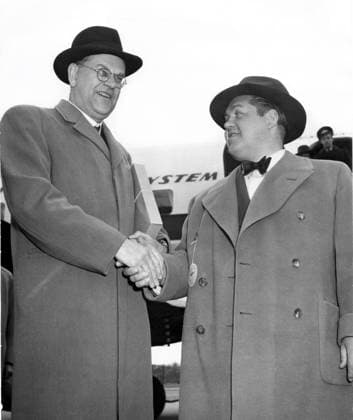 ARKIV 1952 När Jussi Björling lämnar USA efter turnÃ n där far han pa flygresan sällskap av statsminister Tage Erlander. Swedish opera Jusi Björling with prime minister Tage Erlander. Bilden publicerad i Jacob Forsells bok Jussi Sangen Männniskan Bilderna . New York USA x1900x *** ARCHIVE 1952 When Jussi Björling leaves the USA after a tour there, he is accompanied on the plane by Prime Minister Tage Erlander Swedish opera Jusi Björling with prime minister Tage Erlander Image published in Jacob Forsells book Jussi Sangen Männniskan Bilderna New York USA x1900x  Copyright: xTTxHISTORICALx BJÖRLING-ERLANDER