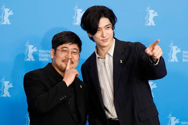 Entertainment Themen der Woche KW08 Entertainment Bilder des Tages Kazuyoshi Kumakiri und Yuto Nakajima beim Photocall zum Kinofilm Manhole auf der Berlinale 2023 73. Internationale Filmfestspiele Berlin im Hotel Grand Hyatt. Berlin, 20.02.2023 *** Kazuyoshi Kumakiri and Yuto Nakajima at the photocall for the feature film Manhole at the Berlinale 2023 73 Berlin International Film Festival at the Hotel Grand Hyatt Berlin, 20 02 2023. Foto:xD.xBedrosianx xFuturexImage