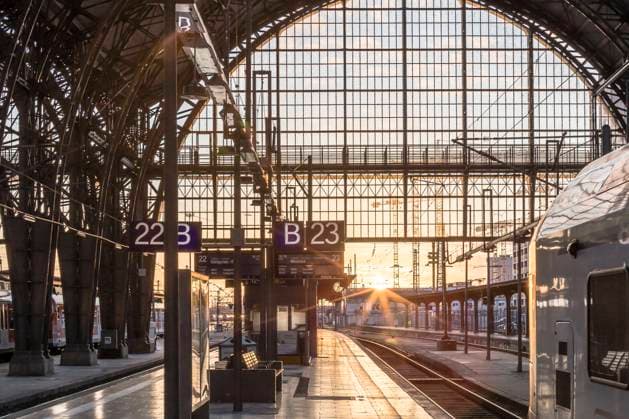 Sonnenuntergang am Frankfurter Bahnhof mit Gleisen Sonnenuntergang am Frankfurter Bahnhof mit Gleisen Copyright: xZoonar.com DieterxMeyerx 12889972