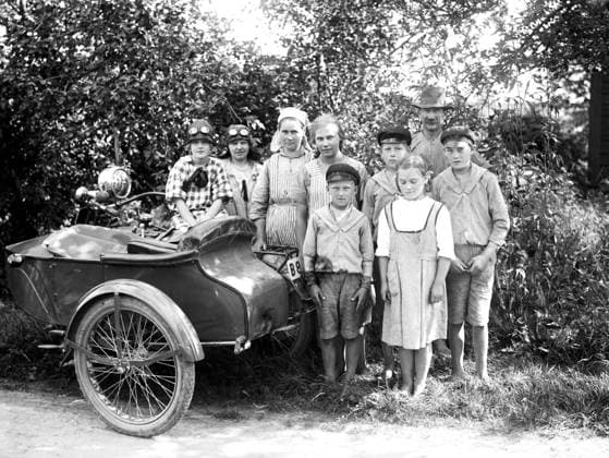 ARKIV 1924 Barn och vuxna uppställda för fotografering i Närke Sverige x1900x *** ARCHIVE 1924 Children and adults posed for photography in Närke Sweden x1900x  Copyright: xTTxHISTORICALx UPPRADADE
