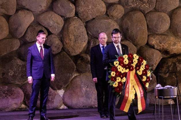 Bilder des Jahres 2023, News 02 Februar News Themen der Woche KW08 News Bilder des Tages Bundesjustizminister Marco Buschmann bei einer Kranzniederlegung in Yad Vashem in Jerusalem, 20.02.2023. Jerusalem Israel *** Federal Minister of Justice Marco Bushman at a wreath-laying ceremony at Yad Vashem in Jerusalem, 20 02 2023 Jerusalem Israel Copyright: xLeonxKuegelerx