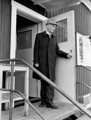 STOCKHOLM 1972 10 06 Stig Wennerström is seen outside the prison in Uppland after a petition was filed.Air Force Colonel Stig Wennerström was arrested in 1963 and sentenced to life imprisonment for aggravated espionage on behalf of the Soviet Union.He was pardoned in 1974 Grand spy Stig Wennerström has died, aged 99 on Tuesday 28 March 2006 STOCKHOLM SVERIGE x190x  Copyright: xOllexLindeborg xPressensxBild SCANPIX TTx STIG WENNERSTRÖM