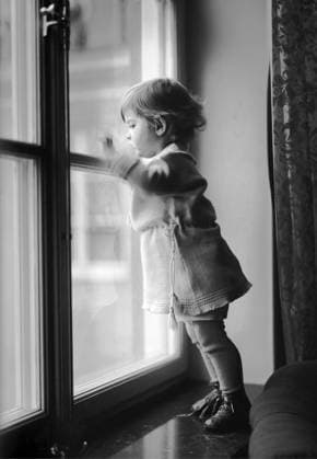 ARKIV 1930 Barn tittar ut genom ett fönster Sverige x1900x *** ARKIV 1930 Child looking out of a window Sweden x1900x  Copyright: xTTxHISTORICALx BARN TITTAT UT