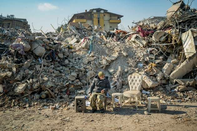 Bilder des Jahres 2023, News 02 Februar February 20, 2023, Antakya, Hatay, Turkey: A man guards th ruins of the destroyed buildings in Antakya after the massive earthquake in southern Turkey. Some of the buildings were stolen by some looters in the destroyed cities by the quake. Antakya Turkey - ZUMAa131 20230220_zap_a131_005 Copyright: xCelestinoxArcexLavinx