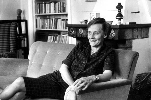 SCANPIX SWEDEN, 1962-08-18. Astrid Lindgren i hemmet. Sitter i soffan i vardagsrummet. kultur x20360x *** SCANPIX SWEDEN, 1962 08 18 Astrid Lindgren at home Sitting on the sofa in the living room culture x20360x  Copyright: xTTx 20360