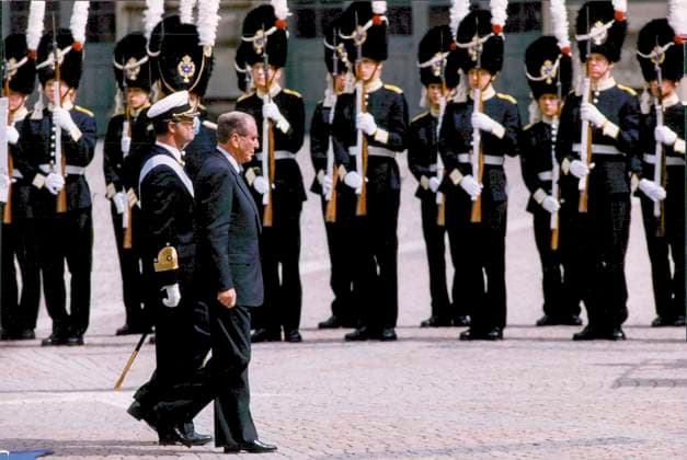 STOCKHOLM 1990-05-21 King Carl XVI Gustaf of Sweden and President of Israel Chaim Herzog walk across the courtyard in front of the guard parade when they arrive at Stockholm Castle in connection with the presidential couple s three-day official state visit to Sweden. Stockholm Sweden x1001x *** STOCKHOLM 1990 05 21 King Carl XVI Gustaf of Sweden and President of Israel Chaim Herzog walk across the courtyard in front of the guard parade when they arrive at Stockholm Castle in connection with the presidential couple s three day official state visit to Sweden Stockholm Sweden x1001x  Copyright: xJanxCollsiöö TTx STATE VISIT TO ISRAEL STOCKHOLM