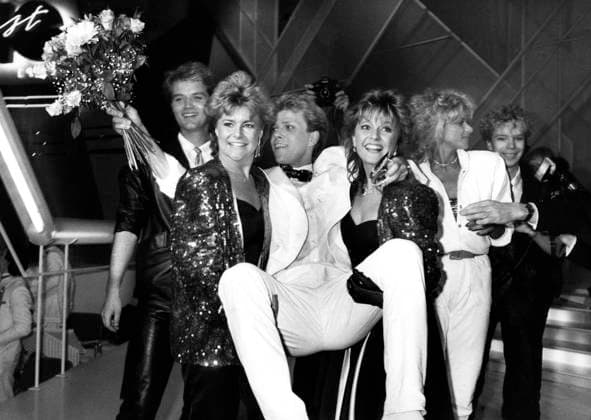 ARKIV 1985-05-04 Den norska duon Bobbysocks med Elisabeth Andreassen (tv) och Hanne Krogh (th) samt text och latskrivaren Rolf Lövland mellan sig firar segern i Eurovisionsschlagerfinalen med det norska bidraget La det swinge i Scandinavium i Göteborg 4:e maj 1985. Göteborg Sverige x50100x *** ARCHIVE 1985 05 04 The Norwegian duo Bobbysocks with Elisabeth Andreassen tv and Hanne Krogh th and lyricist Rolf Lövland between them celebrate their victory in the Eurovision Song Contest final with the Norwegian contribution La det swinge in the Scandinavium in Gothenburg 4th of May 1985 Gothenburg Sweden x50100x  Copyright: xAndersxHolmströmx xTTx x EUROVISION 1985