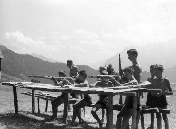 TYSKLAND 1939. Medlemskap i Hitlerjugend, den nazistiska ungdomsrörelsen förklaras obligatorisk för alla pojkar mellan 10 och 18 ar. TYSKLAND ** F-BILD ** x190x *** GERMANY 1939 Membership of the Hitler Youth, the Nazi youth movement, is declared compulsory for all boys between 10 and 18 years of age GERMANY F PICTURE x190x  Copyright: xPressensxBild TTx HITLERJUGEND