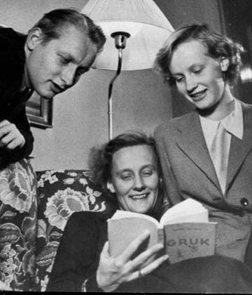 Omkring 1960. Astrid Lindgren med barnen Lars och Karin. SVERIGE PB-KOD:190 x190x *** Around 1960 Astrid Lindgren with her children Lars and Karin SWEDEN PB KOD 190 x190x  Copyright: xPressensxBild TTx ASTRID LINDGREN MED SON OCH DOTTER