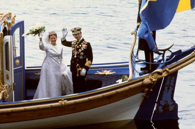 STOCKHOLM 19760619 - King Carl Gustaf of Sweden and Queen Silvia (then Miss Silvia Renate Sommerlath) on their wedding day June 19, 1976. ******** Kung Carl Gustaf gifter sig med Silvia Sommerlath den 19 juni 1976. Hundratusentals stockholmare kantade kajerna när de nygifta roddes ut pa Strömmen i kungaslupen Vasaorden. Foto Bertil Ericson PrB SCANPIX Kod 1002 STOCKHOLM SVERIGE x1002x *** STOCKHOLM 19760619 King Carl Gustaf of Sweden and Queen Silvia then Miss Silvia Renate Sommerlath on their wedding day June 19, 1976 King Carl Gustaf marries Silvia Sommerlath on June 19, 1976 Hundreds of thousands of Stockholmers lined the quays as the newlyweds were rowed out on the river in the Royal Yacht Vasaorden Photo Bertil Ericson Pr  Copyright: xBertilxEricsonx xPrBx xTTx KUNGABRÖLLOP