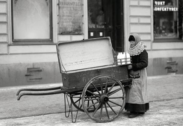 STOCKHOLM 1911-01-01 En gammal gumma arbetar som mjölkbud. Milk-delivery. Fotograf okänd STOCKHOLM SVERIGE x1900x *** STOCKHOLM 1911 01 01 An old woman working as a milkman Milk delivery Photographer unknown STOCKHOLM SWEDEN x1900x  Copyright: xFotografxokändx MJÖLKBUD