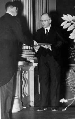 File Sweden Nobel 1939. Chemistry laureate Leopold Ruzicka from Switzerland receives his prize from swedish evoyÃ Beck- Friis at a ceremony in the technical high School in Zürich a month after the Nobel Ceremony in Stockholm. ZURICH PB-KOD:194 CHEMISTRY PROJ:194 x194x *** File Sweden Nobel 1939 Chemistry laureate Leopold Ruzicka from Switzerland receives his prize from swedish evoyÃ Beck Friis at a ceremony in the technical high School in Zurich a month after the Nobel Ceremony in Stockholm ZURICH PB KOD 194 CHEMISTRY PROJ 194 x194x  Copyright: xPRESSENSxBILDx RUZICKA