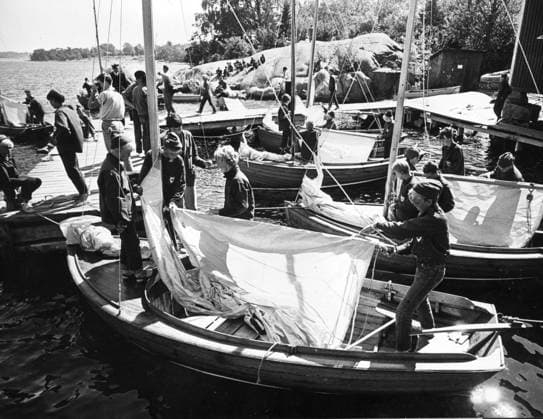 1966. Fejan, seglarläger för ungdomar pa ön Fejan i Stockholms norra skärgard. Det är unglottakaren, föreningen Sveriges Flottas pojkkurs samt en del sjöscouter som förlägger sin verksamhet där. SVERIGE x190x *** 1966 Fejan, sailing camp for young people on the island of Fejan in Stockholms northern archipelago It is the young sailors, the Swedish Navys boys course association and some sea scouts who hold their activities there SWEDEN x190x  Copyright: xPressensxBild TTx SEGLARLÄGER