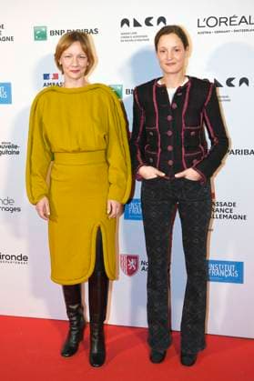 Sandra Hüller und Vicky Krieps bei der Verleihung des Ordre des Arts et des Lettres an Sandra Hüller und Vicky Krieps im Rahmen der Berlinale 2023 73. Internationale Filmfestspiele Berlin in der französischen Botschaft. Berlin, 20.02.2023