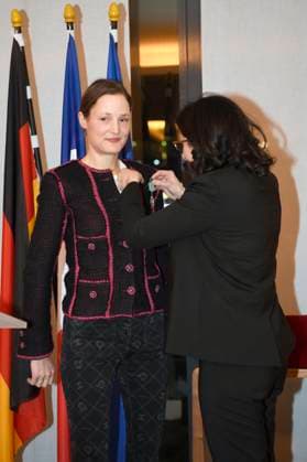Entertainment Bilder des Tages Vicky Krieps und Rima Abdul Malak bei der Verleihung des Ordre des Arts et des Lettres an Sandra Hüller und Vicky Krieps im Rahmen der Berlinale 2023 73. Internationale Filmfestspiele Berlin in der französischen Botschaft. Berlin, 20.02.2023