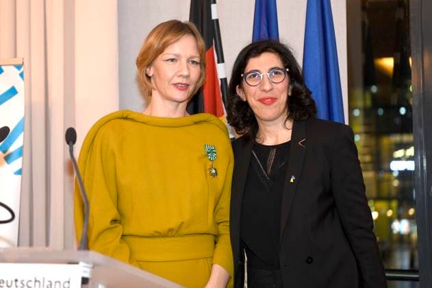 Sandra Hüller und Rima Abdul Malak bei der Verleihung des Ordre des Arts et des Lettres an Sandra Hüller und Vicky Krieps im Rahmen der Berlinale 2023 73. Internationale Filmfestspiele Berlin in der französischen Botschaft. Berlin, 20.02.2023