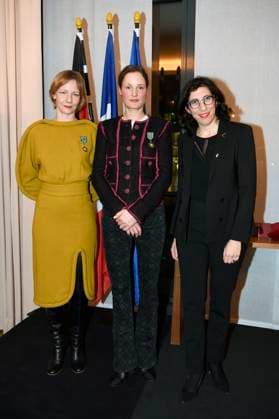 Sandra Hüller, Vicky Krieps und Rima Abdul Malak bei der Verleihung des Ordre des Arts et des Lettres an Sandra Hüller und Vicky Krieps im Rahmen der Berlinale 2023 73. Internationale Filmfestspiele Berlin in der französischen Botschaft. Berlin, 20.02.2023