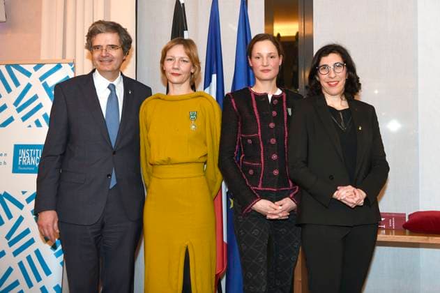 Francois Delattre, Sandra Hüller, Vicky Krieps und Rima Abdul Malak bei der Verleihung des Ordre des Arts et des Lettres an Sandra Hüller und Vicky Krieps im Rahmen der Berlinale 2023 73. Internationale Filmfestspiele Berlin in der französischen Botschaft. Berlin, 20.02.2023