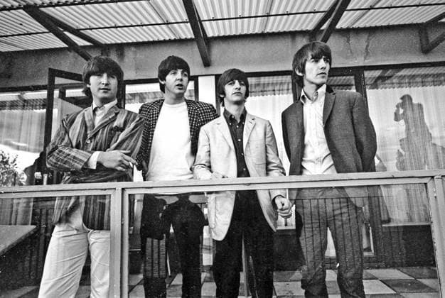 ARKIV 1964-07-29 Bandmedlemmarna i den brittiska popgruppen The Beatles fr. v. John Lennon, Paul McCartney, Ringo Starr och George Harrison star pa balkongen till hotellrummet pa hotell Foresta pa Lidingö i Stockholm 29:e juli 1964 i samband med gruppens Sverigebesök. Stockholm Sverige x1001x *** ARCHIVE 1964 07 29 The band members of the British pop group The Beatles from left to right John Lennon, Paul McCartney, Ringo Starr and George Harrison staring at the balcony of the hotel room at Hotel Foresta on Lidingö in Stockholm July 29th 1964 in connection with the groups visit to Sweden Stockholm Sweden x1001x  Copyright: xJanxCollsiöö TTx BEATLES-STOCKHOLM 1964