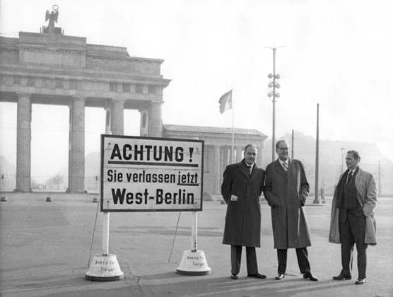 BERLIN 19581108 Statsminister Tage Erlander (S) och hans assistent Olof Palme vid gränsen till Öst-Tyskland, DDR, med Brandenburger Tor i bakgrunden i samband med det tyska SPD:s kongress 1958. Västberlin Västtyskland x190x *** BERLIN 19581108 Prime Minister Tage Erlander S and his assistant Olof Palme at the border to East Germany, GDR, with the Brandenburg Gate in the background on the occasion of the German SPDs congress 1958 West Berlin West Germany x190x  Copyright: xPressensxBild TTx OLE CHIEVITZ