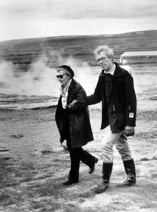 ARKIV 1985 - Bonnierarkivet. Tage Danielsson arm i arm med Astrid Lindgren under inspelningen av Ronja Rövardotter. Sverige PB-KOD:37770 x37770x *** ARKIV 1985 Bonnier Archives Tage Danielsson arm in arm with Astrid Lindgren during the filming of Ronja Rövardotter Sweden PB KOD 37770 x37770x  Copyright: xREPORTAGEBILDx LINDGREN DANIELSSON