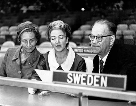 1961-04-01. Statsminister Tage Erlander med maka Aina (tv) och Sveriges FN-ambassadör Agda Rössel i Generalförsamlingens sal i FN-byggnaden i New York. NEW YORK USA x37770x *** 1961 04 01 Prime Minister Tage Erlander with his wife Aina tv and Swedens UN Ambassador Agda Rössel in the General Assembly Hall of the UN building in New York NEW YORK USA x37770x  Copyright: xREPORTAGEBILD TTx ERLANDER - RÖSSEL