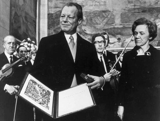 SEKLET-NOBEL-70 Den tyska förbundskanslern Willy Brandt väljs till fredspristagare 1971. Som ledare för den socialliberala koalitionen i Västtyskland 1969 ledde han initiativen till en avspänning med östblocket. Bilden är fran prisutdelningen i Oslo, kvinnan till höger ej namngiven. OSLO NORGE x193x *** SEKLET NOBEL 70 German Chancellor Willy Brandt is elected Peace Prize Laureate 1971 As leader of the social-liberal coalition in West Germany in 1969, he led the initiatives for détente with the Eastern Bloc The picture is from the award ceremony in Oslo, the woman on the right is not named OSLO NORWAY x193x  Copyright: xEPUx NOBEL 1972 FREDSPRISET