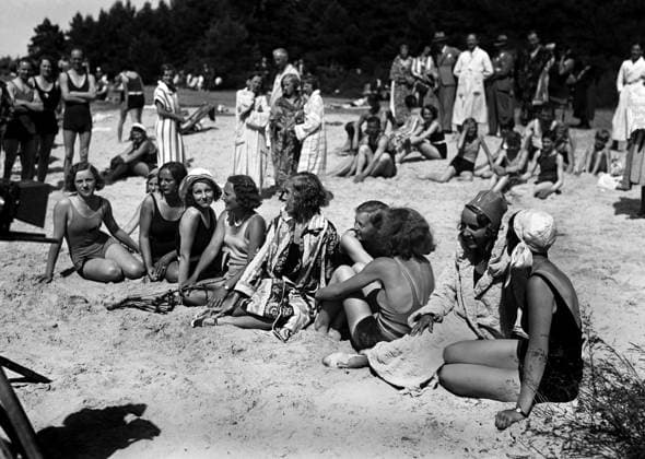 ARKIV 1931 Solbadande kvinnor pa en badstrand pa Gotland. Sun-bathing on a beach on the island of Gotland. Gotland Sverige x1900x *** ARKIV 1931 Sunbathing women on a beach on the island of Gotland Sun bathing on a beach on the island of Gotland Gotland Sweden x1900x  Copyright: xTTxHistoricalx STRANDLIV