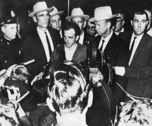 SCANPIX SWEDEN 19631124 Dallas US President John F Kennedy was assassinated in Dallas on 22 November 1963 Lee Harvey Oswald, suspected of assassinating Kennedy, meets the press outside the Dallas police station Photo SCANPIX CODE 20360 x20360x  Copyright: xTTx 20360