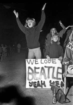 ARKIV 1964-07-29 Hänförda Beatlesfans i publiken när den brittiska popgruppen The Beatles uppträder andra dagen pa Johanneshovs Isstadion i Stockholm 29:e juli 1964. Stockholm Sverige x1047x *** ARCHIVE 1964 07 29 Devoted Beatles fans in the audience when the British pop group The Beatles performs on the second day at Johanneshovs Isstadion in Stockholm July 29th 1964 Stockholm Sweden x1047x  Copyright: xFreddyxLindströmx xTTx x BEATLES-STOCKHOLM 1964