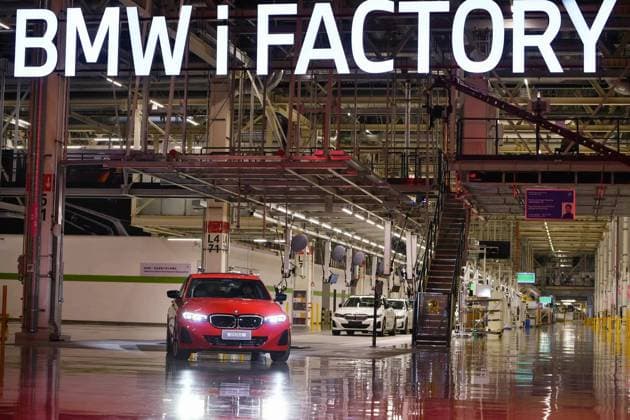 Bilder des Jahres 2023, News 02 Februar News Themen der Woche KW08 News Bilder des Tages SHENYANG, CHINA - FEBRUARY 20: A BMW i3 eDrive 40L electric sedan, also the 5,000,000th vehicle produced by the BMW Brilliance Automotive Ltd. (BBA), runs by a sign reading BMW iFACTORY as it rolls off the assembly line at the BBA Tiexi plant on February 20, 2023 in Shenyang, Liaoning Province of China.  Copyright: xChinaxNewsxServicex VCG111423534211