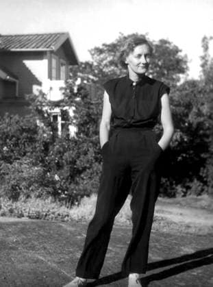 FURUSUND 1952-07-31*** Swedish author Astrid Lindgren outside her summer house in Furusund 1952. Astrid LindgrenÂ s stories about characters such as Pippi Longstocking, Emil, Kalle Blomquist, The Brothers Lionheart, Karlsson-on-the-Roof, Ronia the Robber s Daughter and the Bullerby children are loved and read by children all over the world. She was born on the farm Nas outside Vimmerby November 14, 1907 and would have turned 100 years old this year. Astrid passed away in 2002. Furusund Sverige kultur x20360x *** FURUSUND 1952 07 31 Swedish author Astrid Lindgren outside her summer house in Furusund 1952 Astrid LindgrenÂ s stories about characters such as Pippi Longstocking, Emil, Kalle Blomquist, The Brothers Lionheart, Karlsson on the Roo  Copyright: xTTx ASTRID LINDGREN