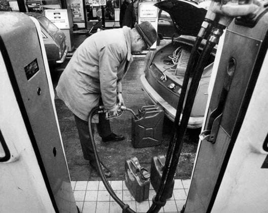 IMAGO History, Ölpreiskrise 1973 SCANPIX SWEDEN, 1973-12-15. Bensinhamstring under oljekrisen 1973-74. Den här synen var vanlig pa vara bensinstationer under oljekrisen. Pa bilden fyller en kund sina reservdunkar. Oljekris x20360x *** SCANPIX SWEDEN, 1973 12 15 Petrol hoarding during the oil crisis 1973 74 This view was common at our petrol stations during the oil crisis In the picture a customer fills his spare cans Oil crisis x20360x  Copyright: xTTx 20360