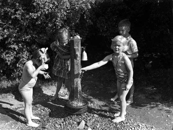 ARKIV 1939 Lekande barn i Langholmsparken. Children play with a water pump in Langholmsparken in Stockholm. Stockholm Sverige x1900x *** ARKIV 1939 Children playing with a water pump in Langholmsparken in Stockholm Stockholm Sweden x1900x  Copyright: xTTxHISTORICALx VATTENPUMP