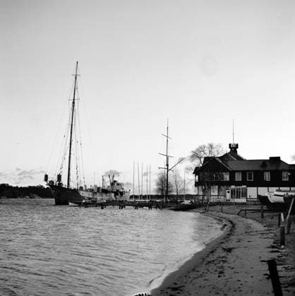ARKIV CA 19611206 Piratradiokanalen Radio Nords sändarfartyg MS Bon Jour förtöjd i Sandhamn i Stockholms skärgard efter en decemberstorm 1961. Radio Nord var Sveriges största och mest uppmärksammade piratradio genom tiderna som grundades och drevs av Jack Kotschack tillsammans med nagra amerikanska finansiärer. Radio Nord sände fran fartyget MS Bon Jour fran internationellt vatten utanför Stockholms skärgard under tiden 8 mars 1961 till 30 juni 1962. Programmen spelades oftast in i land och flögs ut till sändarfartyget. STOCKHOLM SVERIGE x1049x *** ARCHIVE CA 19611206 The pirate radio channel Radio Nords transmitter MS Bon Jour moored in Sandhamn in Stockholms archipelago after a December storm in 1961 Radio Nord was Sw  Copyright: xArnexSchweitzx xTTx x RADIO NORD-BON JOUR