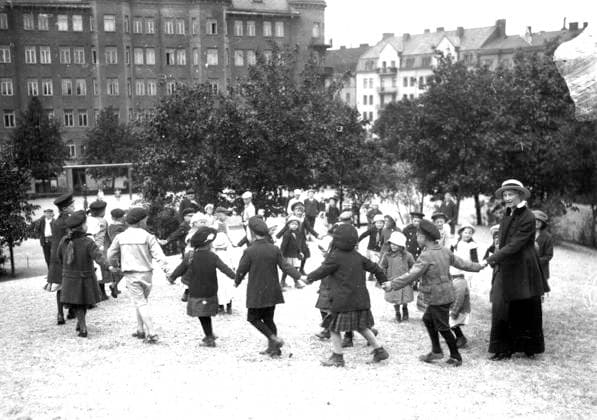 ARKIV 1911 Barn leker ringlekar i Vasaparken i Stockholm. STOCKHOLM Sverige SVERIGE x194x *** Archive 1911 Children playing ring games in Vasaparken in Stockholm STOCKHOLM Sweden SVERIGE x194x  Copyright: xPressensxBildx VASAPARKEN