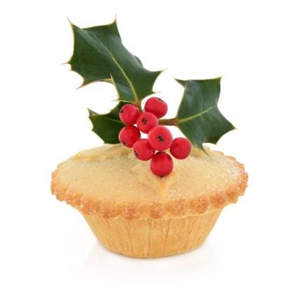 Christmas mince pie with holly and red berry leaf sprig over white background. Copyright: xmarilynxbarbonex xDesignxPicsx , 31930851 Copyright: marilynxbarbonex xDesignxPics 31930851
