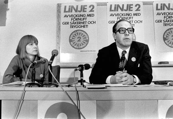 STOCKHOLM ARKIV 1980-02-13 Linje 2:s föresprakare bostadsminister Birgit Friggebo (t.v.) och Hans Blix (t.h.) kampanjgeneral meddelar Linje 2:s avvecklingsplan av kärnkraften vid en presskonferens i Stockholm 13:e februari 1980 inför folkomröstningen om kärnkraftens framtid i Sverige. Stockholm Sverige x1002x *** STOCKHOLM ARCHIVE 1980 02 13 Line 2s spokespersons Housing Minister Birgit Friggebo left and Hans Blix right Campaign General announce Line 2s nuclear power decommissioning plan at a press conference in Stockholm on 13th February 1980 ahead of the referendum on the future of nuclear power in Sweden Stockholm Sweden x1002x  Copyright: xBertilxEricsonx xTTx x KÄRNKRAFTSOMRÖSTNINGEN 1980