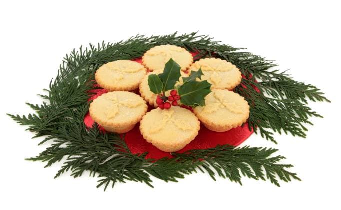 Christmas mince pie group with holly and red berry leaf sprig surrounded by cedar leaf sprigs over white background. Copyright: xmarilynxbarbonex xDesignxPicsx , 31930937 Copyright: marilynxbarbonex xDesignxPics 31930937