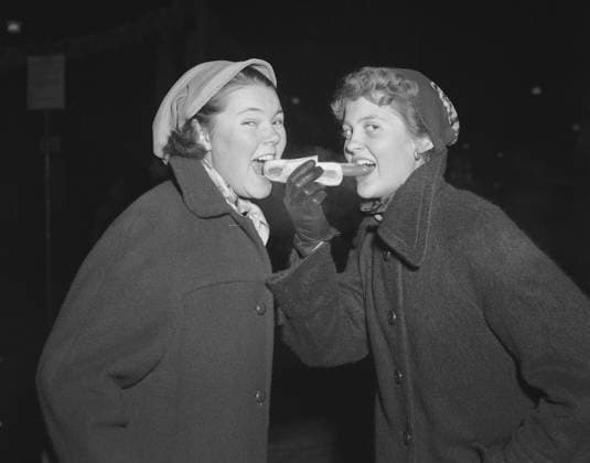 ARKIV 1952. Tva damer äter varm korv fran varsitt hall. Two ladies with one hot dog. Stockholm Sverige x1900x *** ARCHIVE 1952 Two ladies eating hot dogs from two halls Two ladies with one hot dog Stockholm Sweden x1900x  Copyright: xTTxHISTORICALx VARM KORV